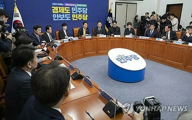 国会で開かれた「共に民主党」の最高委員会議＝３日、ソウル（聯合ニュース）