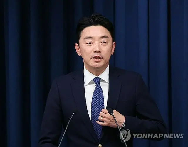 記者会見を行う姜勳植・大統領秘書室長＝３日、ソウル（聯合ニュース）