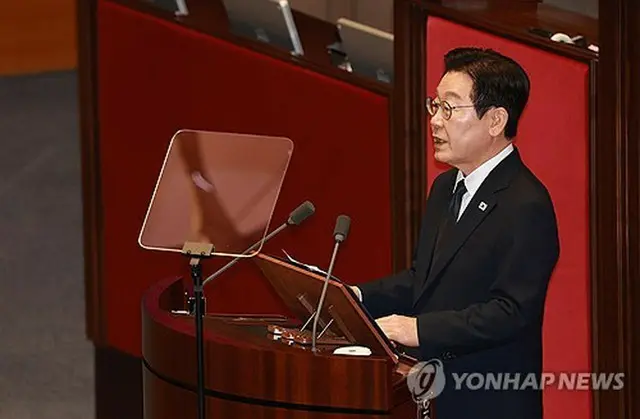 国会で施政方針演説を行う李在明大統領＝４日、ソウル（聯合ニュース）