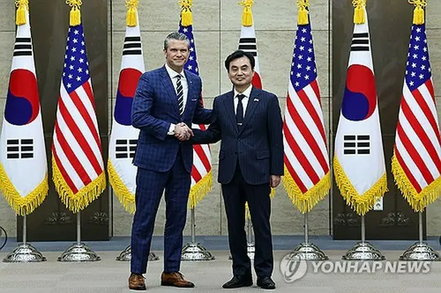 韓国の安圭伯（アン・ギュベク）国防部長官（右）と米国のヘグセス国防長官が、ソウルの国防部庁舎で開かれた韓米の定例安保協議（ＳＣＭ）拡大会議に出席した。握手する両氏（写真共同取材団）＝４日、ソウル（聯合ニュース）