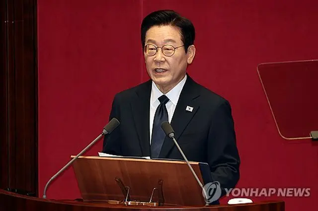 国会で施政方針演説を行う李在明大統領（国会写真記者団）＝４日、ソウル（聯合ニュース）