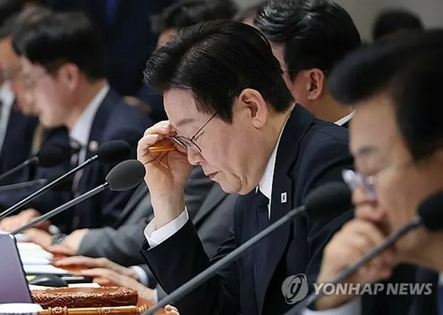 閣議で資料を確認する李在明（イ・ジェミョン）大統領＝４日、ソウル（聯合ニュース）