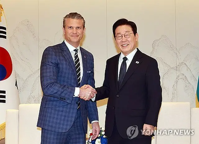 握手を交わす李大統領（右）とヘグセス米国防長官（大統領室通信写真記者団）＝４日、ソウル（聯合ニュース）