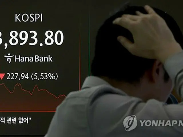 ソウルのハナ銀行本店にあるディーリングルームのモニターに表示されたＫＯＳＰＩ＝５日、ソウル（聯合ニュース）