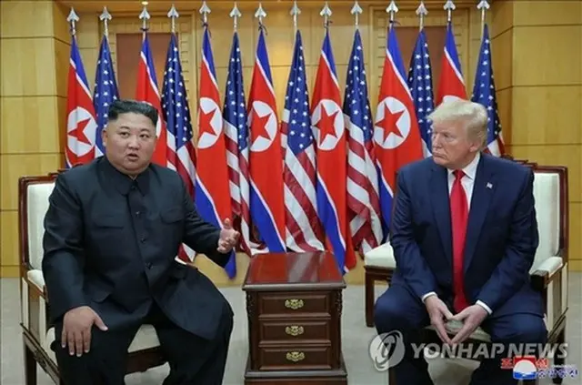 ２０１９年６月に板門店で会談したトランプ氏（右）と金正恩氏＝（朝鮮中央通信＝聯合ニュース）≪転載・転用禁止≫