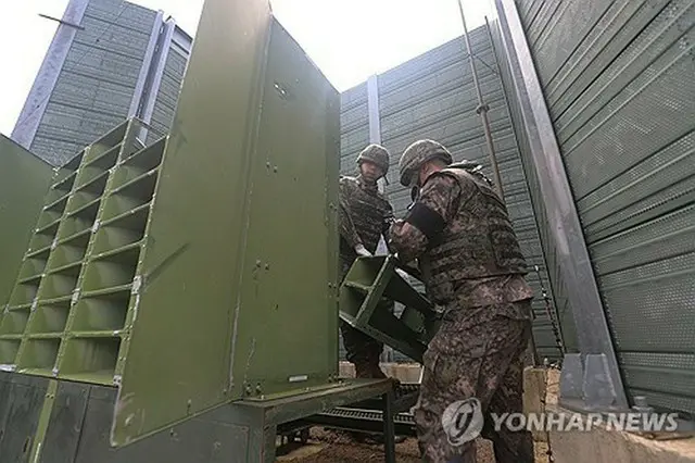 韓国軍が８月、対北朝鮮宣伝放送のため南北軍事境界線付近に設置された拡声器を撤去している（国防部提供）＝（聯合ニュース）≪転載・転用禁止≫