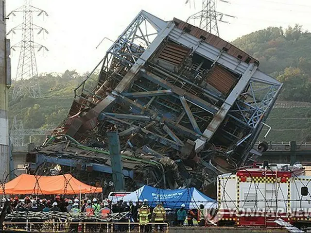 韓国発電所で高さ６０メートルの設備倒壊　７人下敷きに