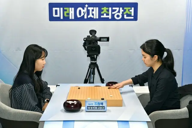 対局する鄭有珍五段（左）と仲邑四段（韓国棋院提供）＝（聯合ニュース）≪転載・転用禁止≫