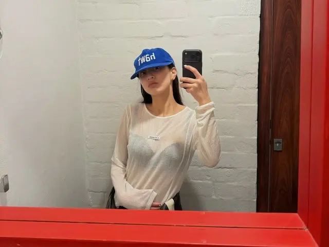 「TWICE」ジヒョ、家族旅行中にも破格のシースルールック… くらくらするグラマーは違うね