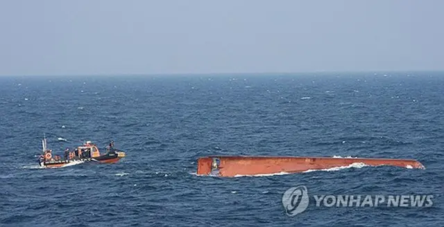 黄海の公海上で転覆した中国漁船（韓国海洋警察提供）＝（聯合ニュース）≪転載・転用禁止≫