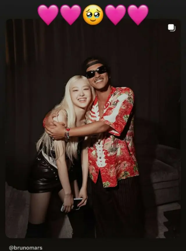 「BLACKPINK」ROSEとブルーノ・マーズ。