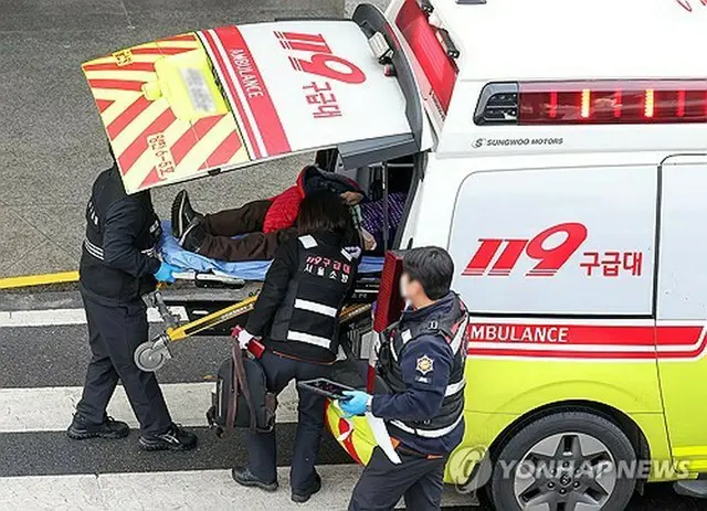 救急室に運ばれる患者＝（聯合ニュース）