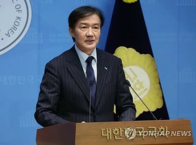 国会内で記者会見を開く曺国氏＝１０日、ソウル（聯合ニュース）