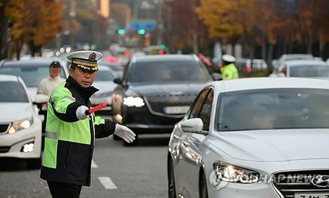 交通整理を行う警察官（資料写真）＝（聯合ニュース）