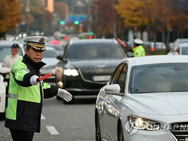 交通整理を行う警察官（資料写真）＝（聯合ニュース）
