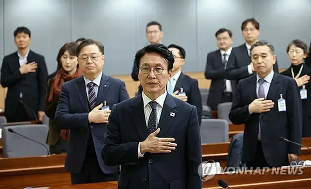 炭素中立グリーン成長委員会の会議に出席した金首相（中央）＝１０日、ソウル（聯合ニュース）