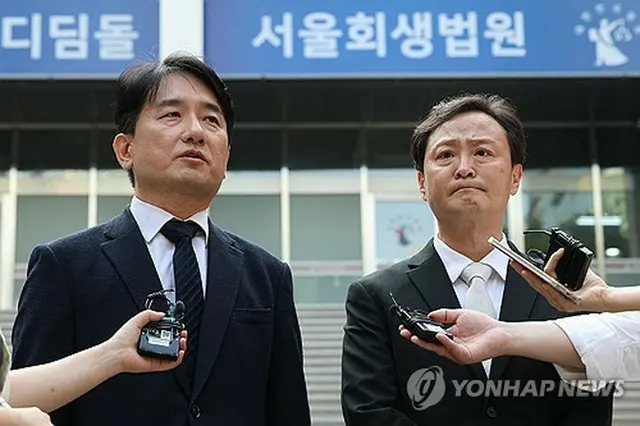 ２４年９月、ソウル回生裁判所前で報道陣の取材に応じるウィメプの関係者ら＝（聯合ニュース）