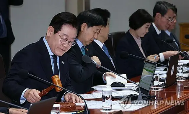 閣議を主宰する李大統領（左）＝１１日、ソウル（聯合ニュース）