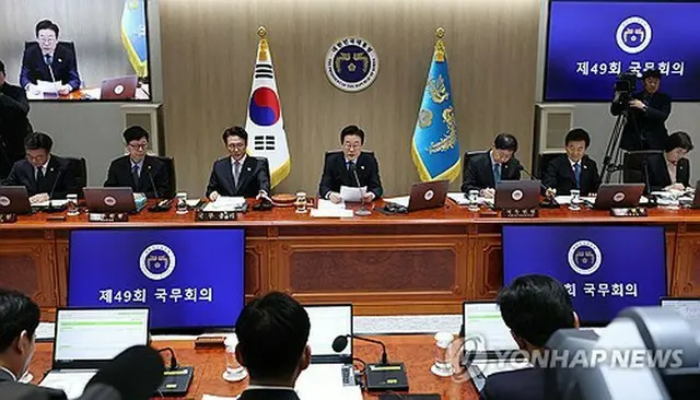 閣議で発言する李大統領＝１１日、ソウル（聯合ニュース）