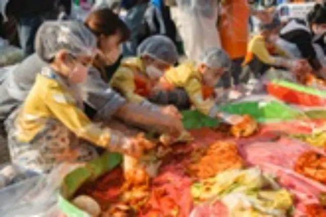 ソウルでキムチづくりの大規模行事、500人が1万箱以上を漬けこむ＝韓国