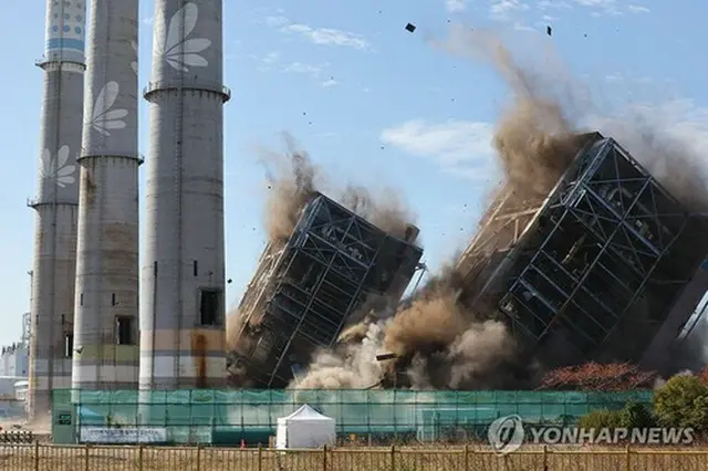 爆破されるボイラー＝１１日、蔚山（聯合ニュース）