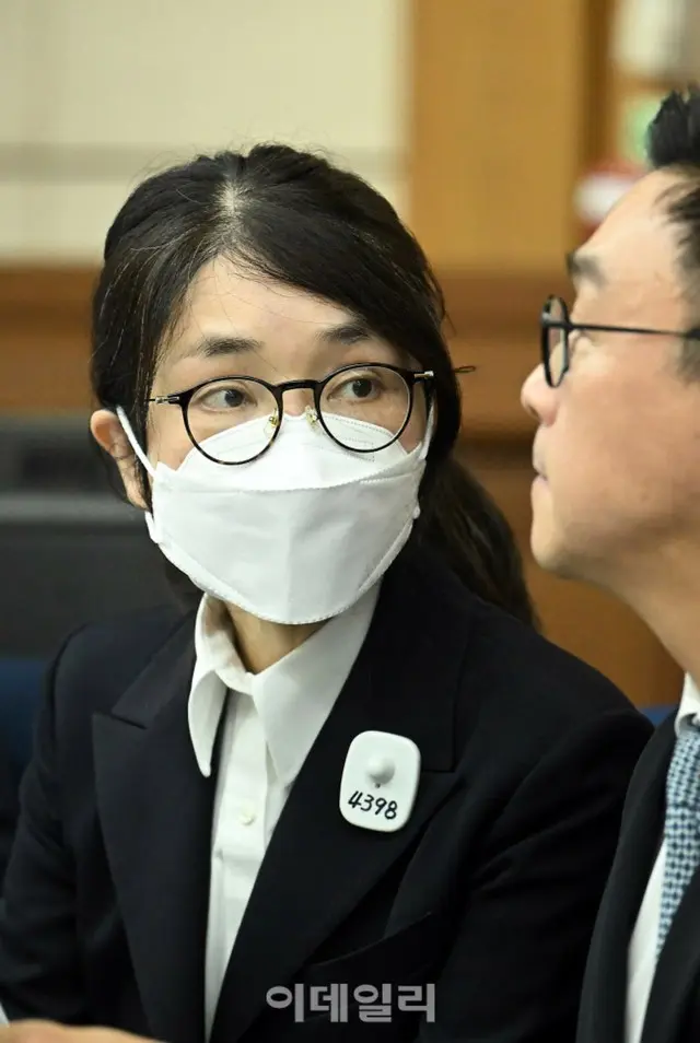 9月24日の午後にソウル中央地方裁判所で開かれた初公判に出席し、チェ・ジウ弁護士と言葉を交わす金夫人 （写真＝共同取材団）