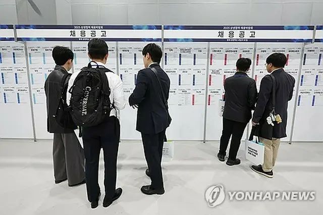 求人情報をチェックする求職者（資料写真）＝（聯合ニュース）