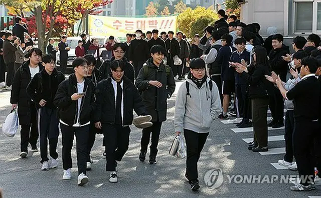 ソウル近郊・水原市内の高校で１１日、後輩たちの応援を受けながら下校する受験生＝（聯合ニュース）