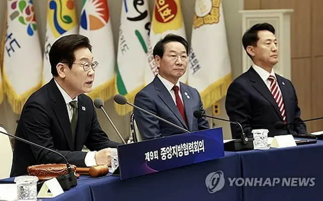 中央地方協力会議で発言する李大統領（左端）＝１２日、ソウル（聯合ニュース）