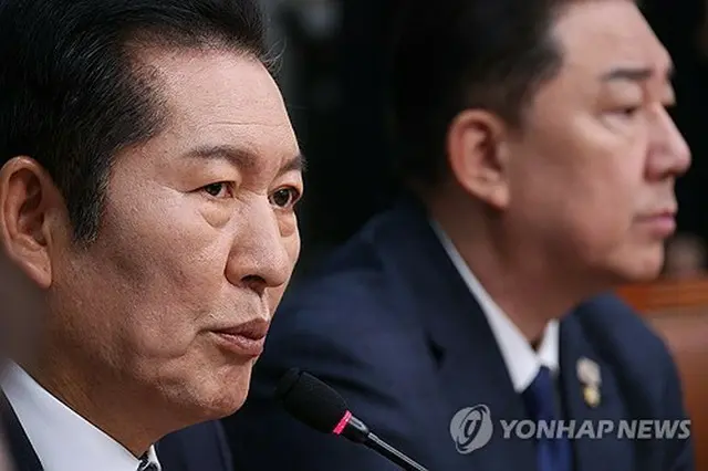 「共に民主党」の最高委員会議で発言する同党の鄭清来代表＝１２日、ソウル（聯合ニュース）