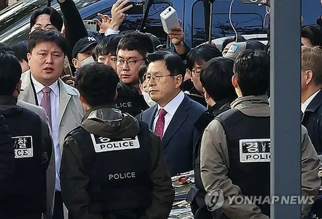 自宅で身柄を拘束された黄教安氏（中央）＝１２日、ソウル（聯合ニュース）