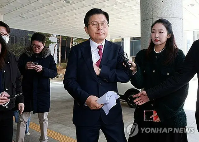 取り調べを受けるために特別検察官の事務所に向かう黄教安氏＝１２日、ソウル（聯合ニュース）