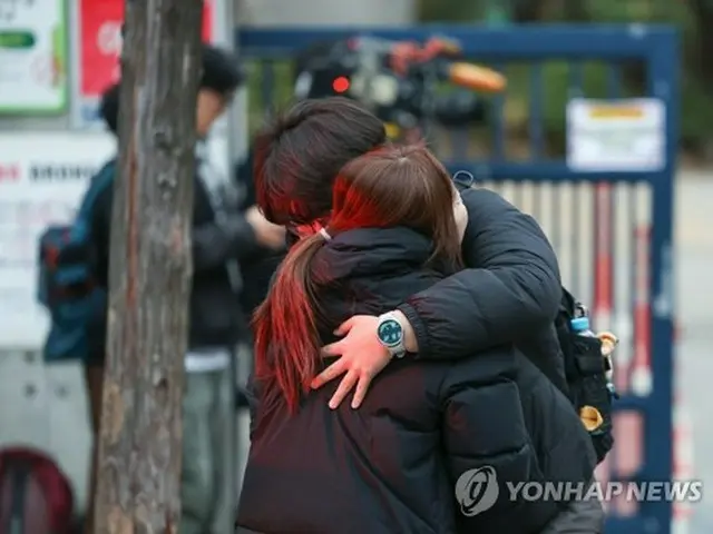 大学入試「頑張って」　保護者や教師が受験生にエール＝韓国