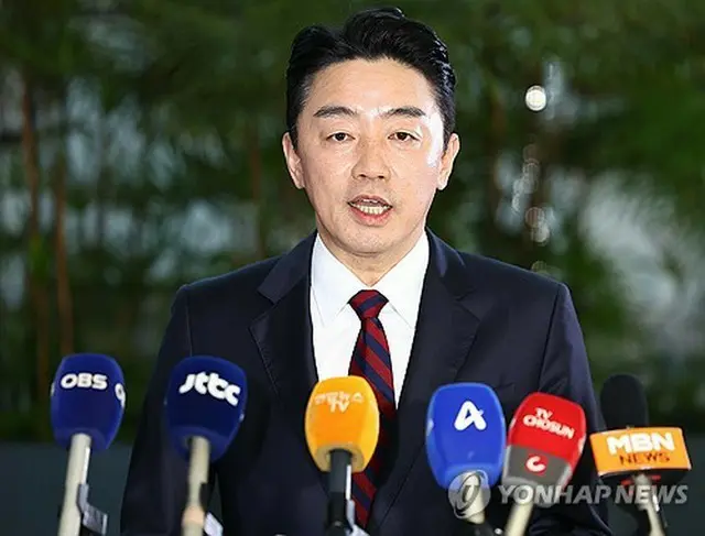 仁川国際空港で記者団の取材に応じる姜勲植・大統領秘書室長＝１３日、仁川（聯合ニュース）