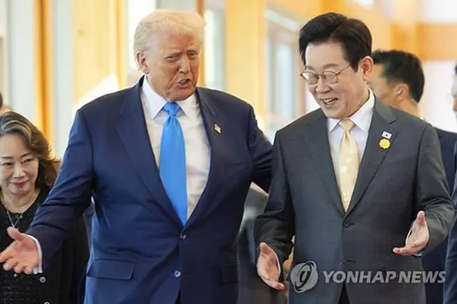 先月２９日に首脳会談を行った李大統領（右）とトランプ米大統領（大統領室提供）＝（聯合ニュース）≪転載・転用禁止≫