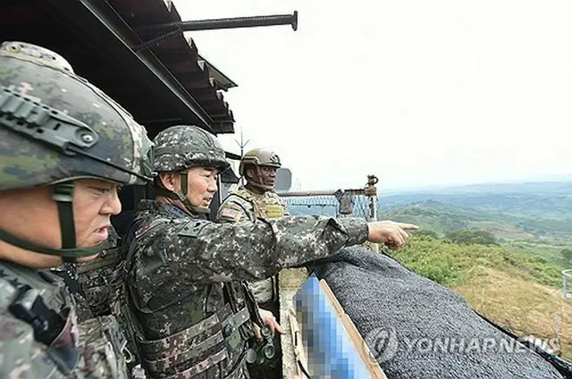１０月３日、南北軍事境界線に近い部隊を訪れた韓国のチン・ヨンスン合同参謀本部議長（中央）とブランソン在韓米軍司令官（合同参謀本部提供）＝（聯合ニュース）≪転載・転用禁止≫