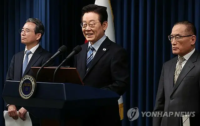 共同ファクトシートについて発表する李大統領＝１４日、ソウル（聯合ニュース）