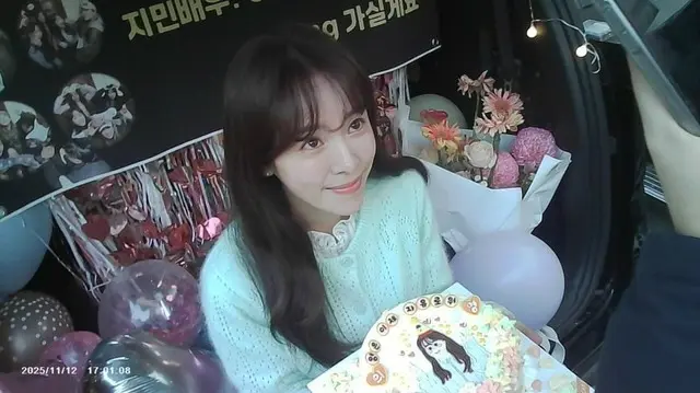 女優ハン・ジミン、まるでティンカーベルみたいにキュート…撮影終了後のサプライズに“幸せいっぱい”