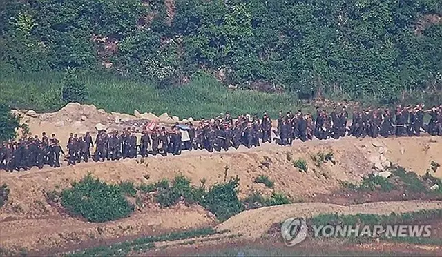 非武装地帯付近で作業を行う北朝鮮軍（韓国軍合同参謀本部提供）＝（聯合ニュース）≪転載・転用禁止≫