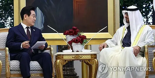 首脳会談する李大統領（左）とムハンマド大統領＝１８日、アブダビ（聯合ニュース）