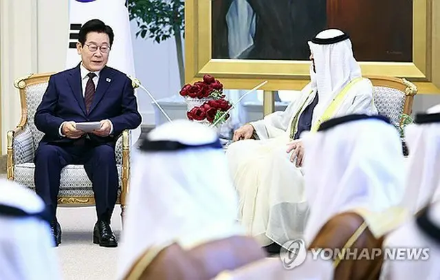 アラブ首長国連邦（ＵＡＥ）を国賓として訪問している韓国の李在明（イ・ジェミョン）大統領（左）が、ＵＡＥのムハンマド大統領と会談した＝１８日、アブダビ（聯合ニュース）