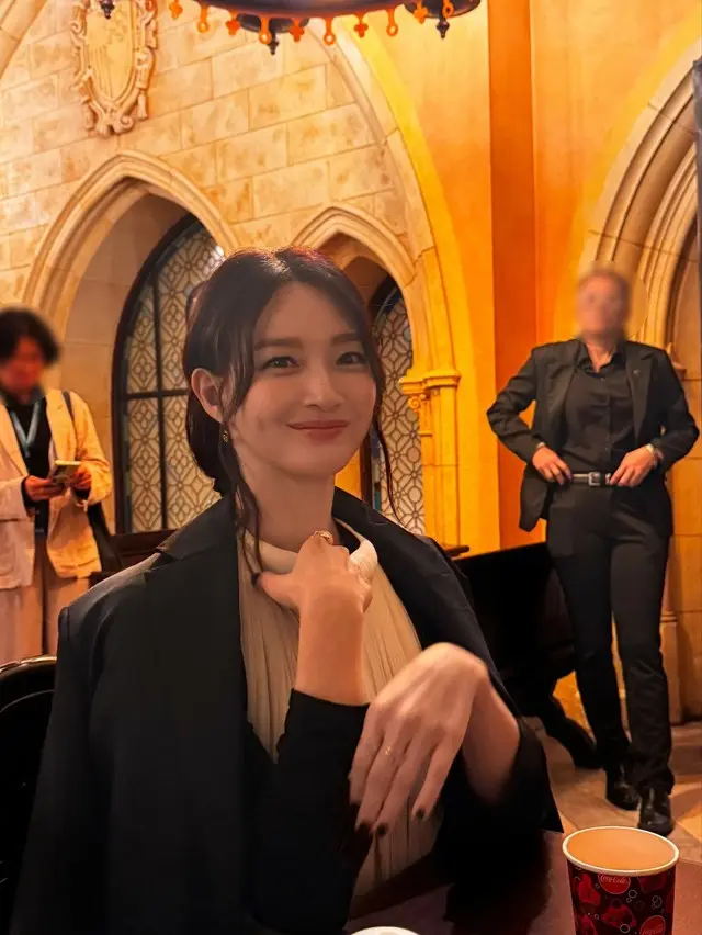 シン・ミナ、ディズニーに入城した皇后ナビエに..優雅の中に可愛さをスプーン1杯