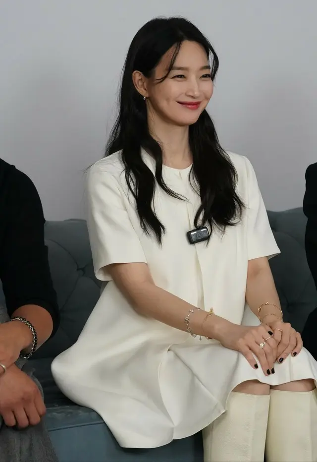 シン・ミナ、ディズニーに入城した皇后ナビエに..優雅の中に可愛さをスプーン1杯