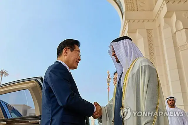 握手を交わす李大統領（左）とムハンマド大統領（共同取材）＝（聯合ニュース）≪転載・転用禁止≫