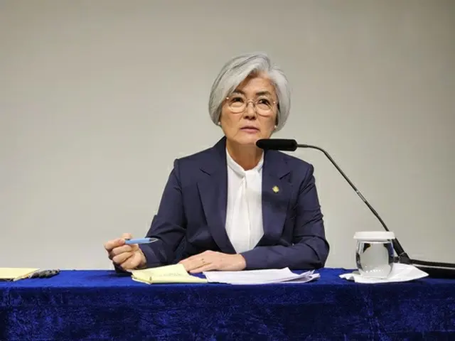 懇談会で発言する康氏＝１８日、ワシントン（聯合ニュース）