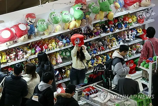 ポップアップストアに並ぶキャラクターグッズ＝１９日、ソウル（聯合ニュース）