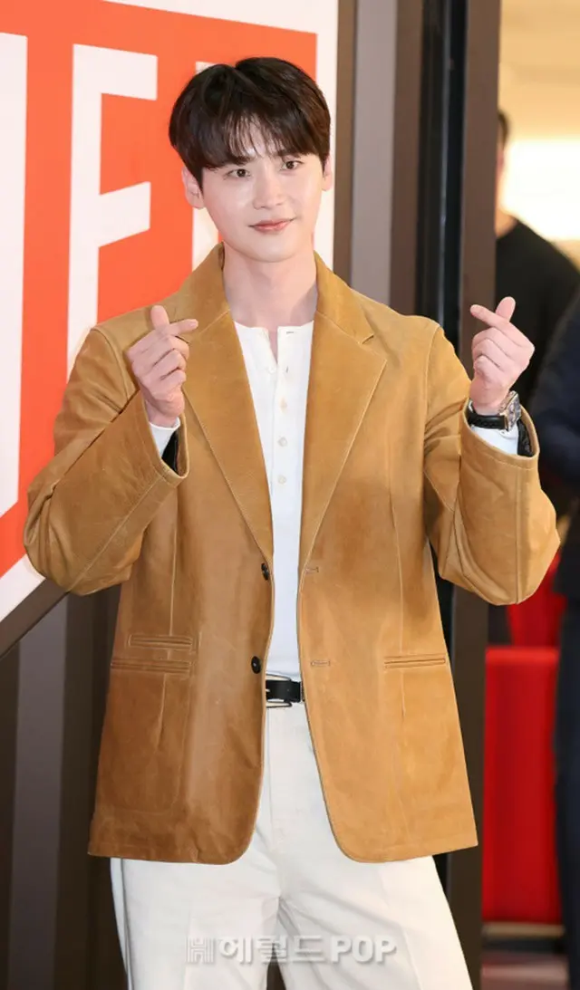 イ・ジョンソク、「再婚承認を要求します」のスタッフに高級ホテルの食事券をプレゼント