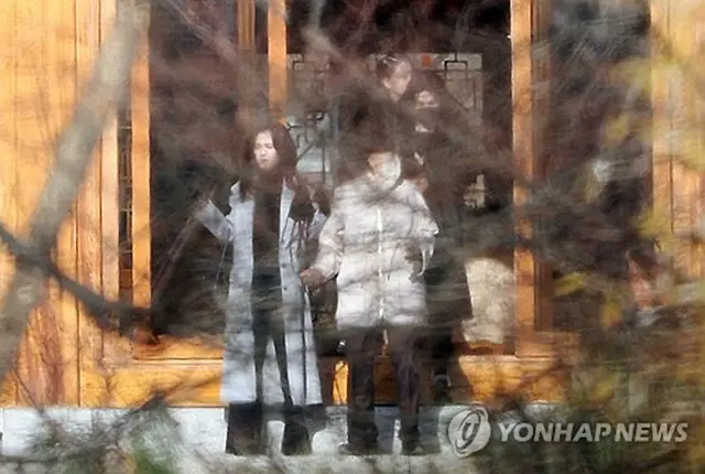 サムスングループの創業者、李秉喆氏の死去３８年を迎え、京畿道・竜仁の墓地を訪れた総帥一族＝１９日、竜仁（聯合ニュース）