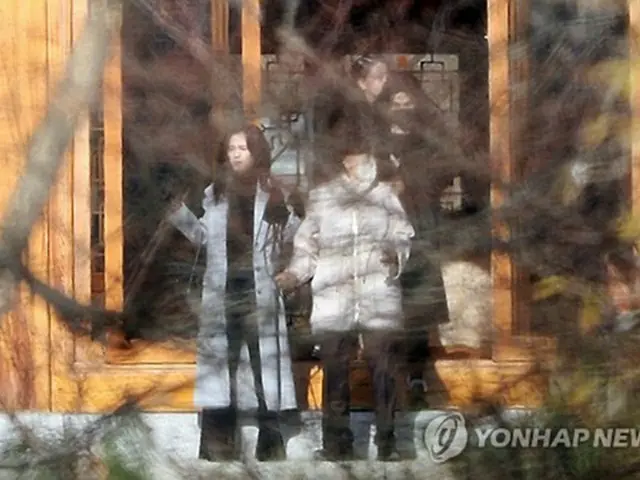 サムスングループの創業者、李秉喆氏の死去３８年を迎え、京畿道・竜仁の墓地を訪れた総帥一族＝１９日、竜仁（聯合ニュース）