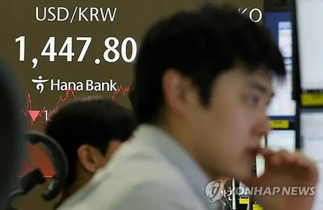 １１月６日、ハナ銀行本店のモニターに表示されたウォンの対ドルレート＝（聯合ニュース）